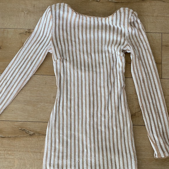 Sequin mini dress from Forever 21. Long sleeves & padded shoulders. - Picture 2 of 5